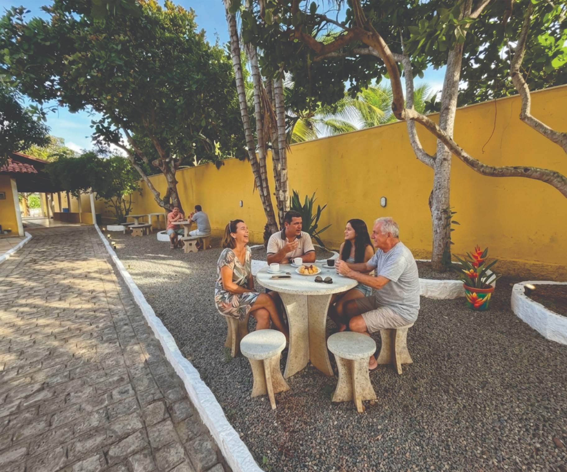 Área de convivência com mesas